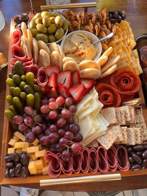 Healthy Food Platters, Park Charcuterie Board, Charcuterie Board Ideas Sweet And Savory, Churcutory Board, Shicutery Board, Chacootary Board, Charcoochie Board Ideas, Chicory Board Ideas, Picnic Snacks Finger Foods