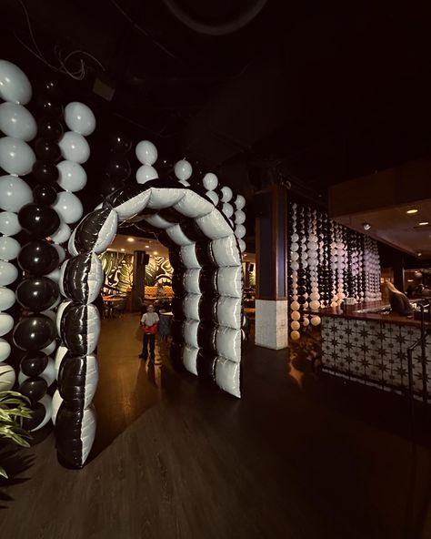 Balloon Tunnel Entrance, Balloon Tunnel, Disco Christmas, Party Ballons, Party Entrance, Blacklight Party, Balloon Arches, 90s Party, Balloon Delivery