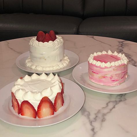 Cute Small Cake Aesthetic, Strawberry Lunchbox Cake, Small Cakes Aesthetic, Cake Decorated With Fruit, Slime Ideas, Tiny Cakes, Korean Cake, Elegant Birthday Cakes, Food Decor