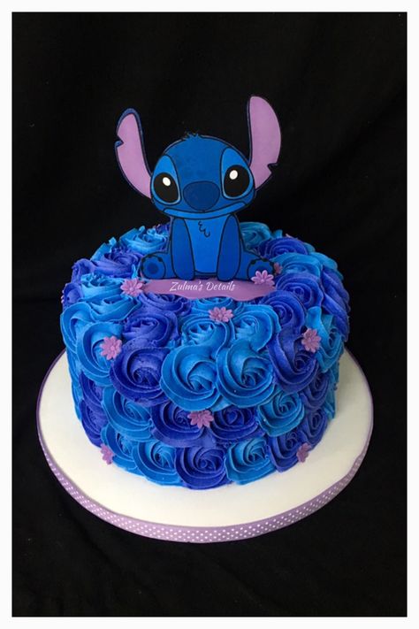 Stitch Cake Lilo And Stitch Cake, Stitch Cake, Biscuits Diététiques, Candy Birthday Cakes, Disney Birthday Cakes, Girl Birthday Decorations, Creative Birthday Cakes, Disney Cakes, Pretty Birthday Cakes