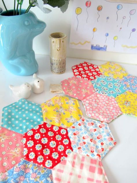 Hexagon Placemats Patterns, Coaster Tutorial, Hexie Quilts, Hexagon Coaster, Hexagon Patchwork, Hexie Quilt, English Paper Piecing Quilts, Quilting Board, Hexagon Coasters