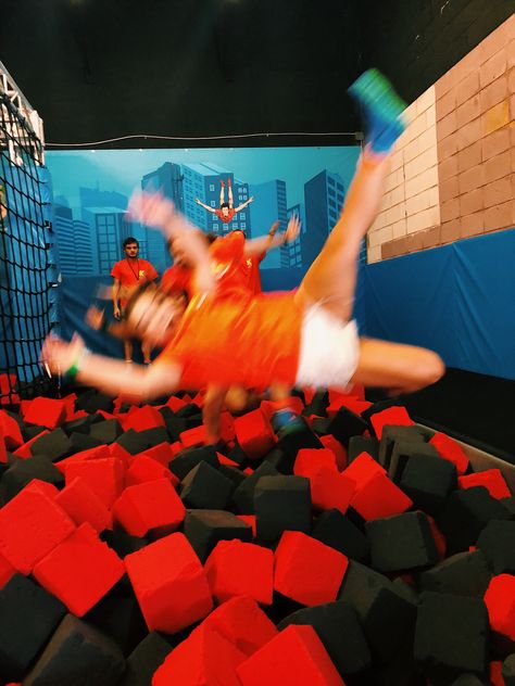 trampoline park friend pics Trampoline Date, Trampoline Park Photo Ideas, Trampoline Aesthetic, Trampoline Pictures, Trampoline Photos, Trampoline Park Date, Trampoline Park Aesthetic, Trampoline Park With Friends, Trampoline Park Aesthetic Friends