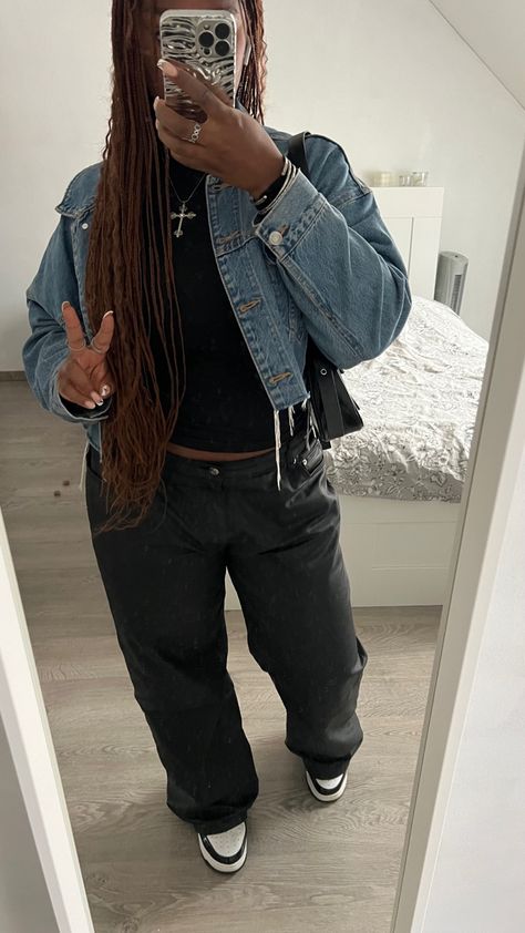 Casual leather pants bapesta black girl outfit Black Jean Jacket Outfit, Jean Jacket Outfit, Uni Fits, Jacket Outfit Women, Black Jean Jacket, Jean Jacket Outfits, Fitted Denim Jacket, Jacket Outfit, Casual Style Outfits