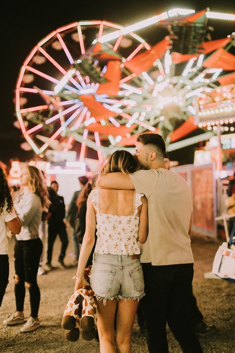 Carnival Photo Shoots, Fair Pictures, Carnival Photography, Fair Photography, Cute Date Ideas, Summer Photoshoot, Foto Tips, Couple Photoshoot Poses, Photo Couple