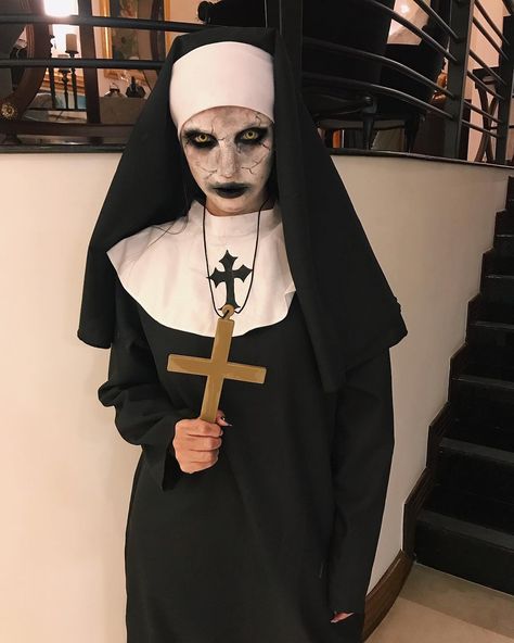 HEY VALAK 😈🎃👻 Quem tinha falado A FREIRA, acertou! E aí? O que acharam? Happy Halloween! #halloween Scream Halloween Costume, Nun Halloween Costume, Nun Halloween, Halloween Costumes Women Scary, Muertos Makeup, Nun Costume, Movie Character Costumes, Spooky Halloween Costumes, Scream Halloween