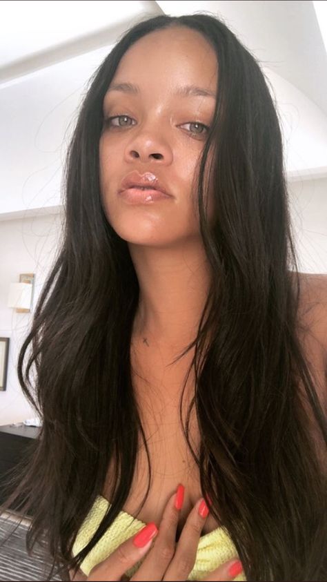 Rihanna No Makeup  8/19/18 Rihanna Natural Hair, Rihanna Face, Rihanna Makeup, Celebs Without Makeup, Rihanna Looks, Rihanna Photos, Rihanna Riri, Rihanna Style, Bad Gal