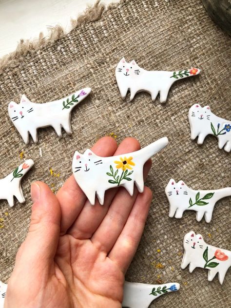 Ceramic Animal Ornaments, Cat Clay Ideas, Clay Ideas Cat, Fimo Crafts, Air Dry Clay Projects, Clay Diy Projects, Clay Crafts Air Dry, Keramik Design, Pottery Crafts