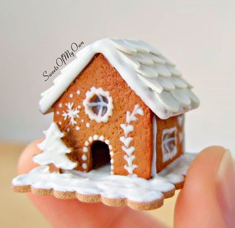 gingerbread house pinned by www.gingerbreadjournal.com Easy Gingerbread House Ideas, Polymer Clay Crafts Christmas, Clay Crafts Christmas, Christmas Gingerbread Houses, Easy Gingerbread House, Gingerbread House Craft, Gingerbread House Ideas, Holiday Hacks, Easy Gingerbread