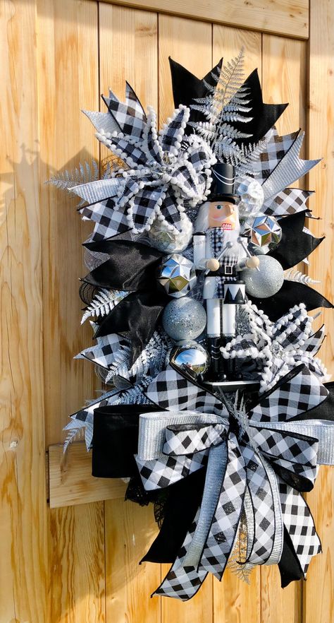 Nutcracker Christmas Wreath Ideas, Yardstick Swag, Nutcracker Wreath Ideas, Front Door Luxury, Large Nutcracker, Nutcracker Wreath, Front Door Christmas Wreath, Mantle Decorations, Nutcracker Decor