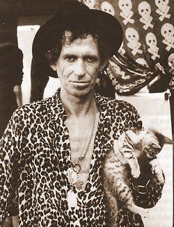 Keith Richards. I wonder if he even knows he's holding a kitty. Celebrities With Cats, Men With Cats, Vet Office, Groucho Marx, Christina Ricci, Keith Richards, Cat People, Office Ideas, Crazy Cat Lady