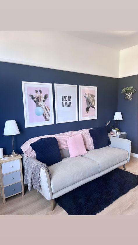 Navy blue living room with white, pink and grey furnishings Grey And Pink Living Room, Blue And Pink Living Room, Blue Grey Living Room, Lounge Mood Board, Navy Living Room, Interiors 2023, Navy Living, Navy Living Rooms, Navy Blue Living Room