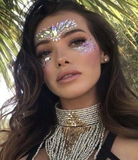 Following Festivals on Instagram: “Make básica ✨💁 #festivalmakeupff” Festival Makeup Glitter Rhinestones, Glitter Festival Outfit, Makeup Rhinestones, Edc Makeup, Edc Rave Outfits, Festival Makeup Rhinestones, Music Festival Makeup, Coachella Makeup, Make Carnaval