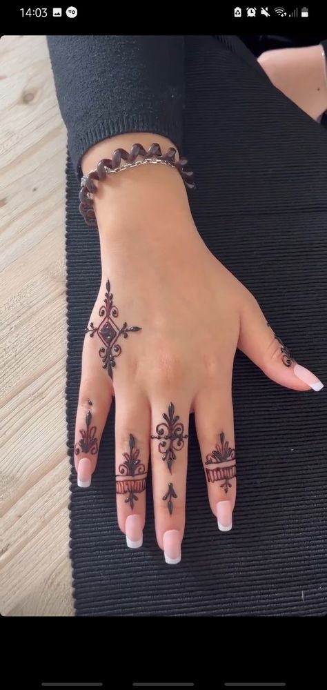 Easy Henna Designs For Beginners Fingers, Simple Palm Henna, Small Henna Tattoo, Bridesmaid Henna, Henna Finger Tattoo, Hanna Tattoo, Hannah Tattoo, Small Henna Tattoos, Hannah Design