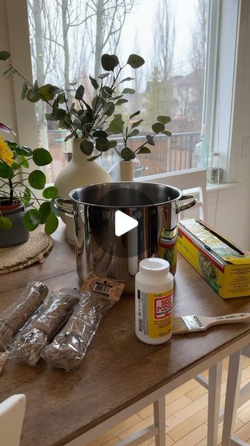 Dorota Kwolek • DIY Furniture Flips Tips Ideas on Instagram: "Easy DIY decor idea anyone can do!   You will need:  ✅ pot, bowl- as a form  ✅ plastic wrap to protect your form  ✅ Mod Podge- you will apply it twice. First layer on the plastic wrap and then second layer on the rope when you will form your project   ✅ jute rope- I’ve used 5 millimetres here, and I’ve used about 10 meters on my tray   ✅ cheap brush to apply Mod Podge   🌸 save and share🌸 as this is a super easy and fantastic project you could do with family or friends" Mod Podge Matte, Diy Furniture Flip, Diy Rope Basket, Rope Projects, Mod Podge Crafts, Cool Decor, Easy Diy Decor, Rope Crafts Diy, Diy Basket