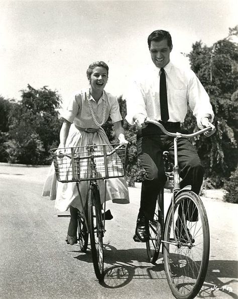 John Gavin and Cicely Evans ride bikes. Logo Velo, Virginia Mayo, Jane Wyman, 1950s Hollywood, Velo Cargo, Velo Vintage, Tandem Bike, Bicycle Shop, I Want To Ride My Bicycle