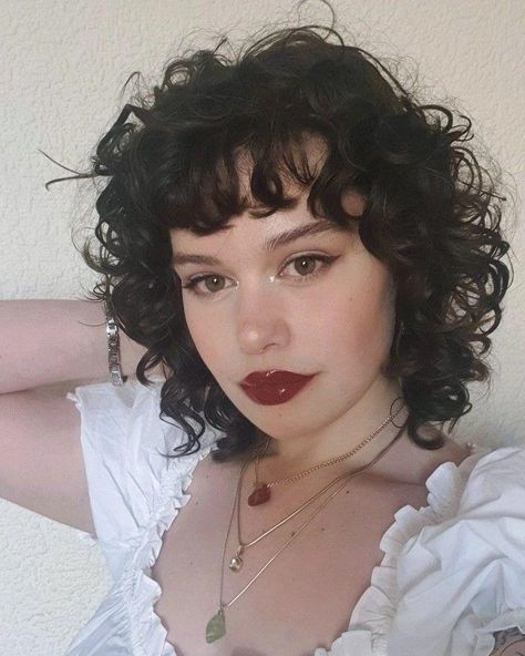 Short Curly Shag Haircut With Bangs, Short Haircut Ideas For Curly Hair, Short Curly Hair With Fringe, Mullet Color, Short Curly Hair Inspiration, Curly Hair Fringe, Curly Shag Haircut, Bob Haircut Ideas, Pixie Bob Haircut