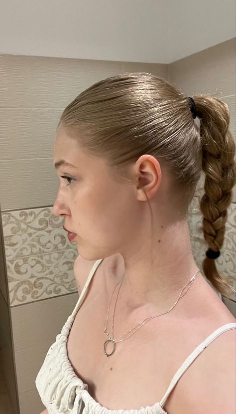 Hair Styles Bubble, High Pony With Braid, High Pony Braid, School Hairstyles Aesthetic, Hairstyles Oily Hair, Genz Hair, Third Day Hairstyles, Hairstyles Ponytail High Pony, Hairstyles Frizzy