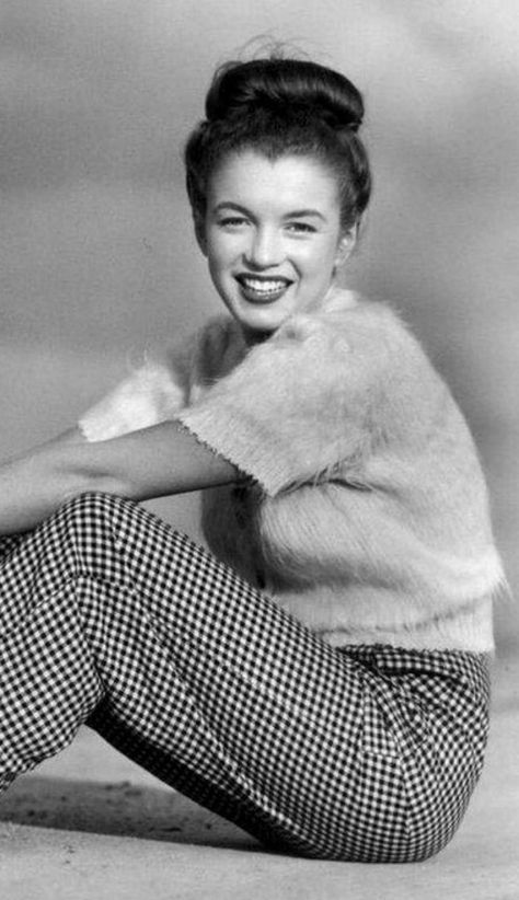 Marilyn Monroe Young Marilyn Monroe, Marilyn Monroe Movies, Norma Jean Marilyn Monroe, Stars D'hollywood, Norma Jean Baker, Marilyn Monroe Photos, Norma Jean, Norma Jeane, Fuzzy Sweater