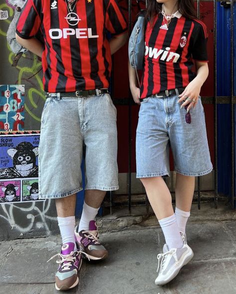 Retro Jersey Outfit, Ac Milan Jersey, Football Couple, Streetwear Jersey, Rave Outfits Men, Milan Football, Football Jersey Outfit, Jersey Fashion, Streetwear Outfit Ideas