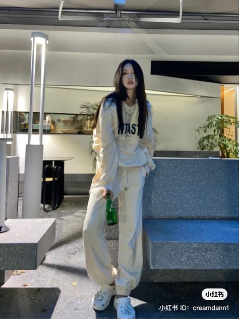 Croc Outfits, Cute Sweatpants Outfit, Casual Day Outfits, Korean Girl Fashion, Causual Outfits, Ulzzang Fashion, Casual Chic Outfit, Korea Fashion, Kpop Fashion Outfits