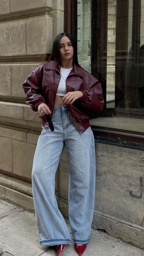 Burgundy Leather Jacket, Fall Travel Outfit, Corporate Outfits, Leather Jacket Outfits, Looks Street Style, Interview Outfit, Moda Vintage, Look Casual, Lookbook Outfits