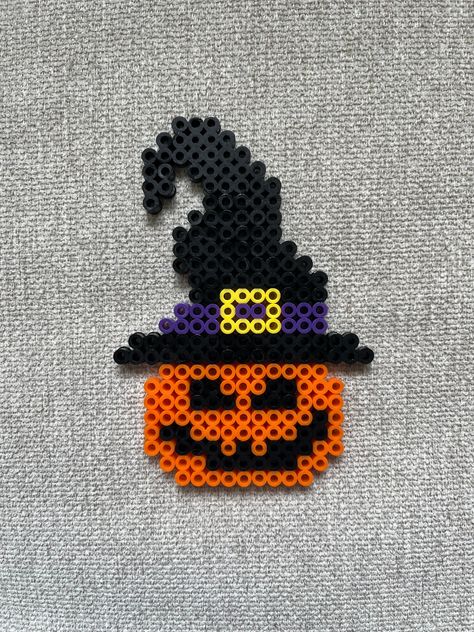 Pumpkin wearing a witch hat perler bead magnet made with orange, black, purple and yellow beads. Halloween Pearl Beads, Alt Crafts, Hama Beads Halloween, Melt Beads Patterns, Easy Perler Bead Patterns, Pearl Beads Pattern, Witch Pumpkin, Halloween Beads, Iron Beads