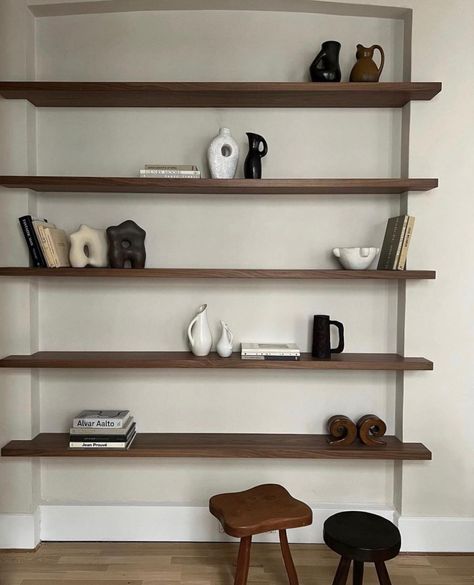 Midcentury Modern Bookshelf, Japandi Bookshelf, Small Ceramics, Mid Century Modern Bookshelf, Ceramics Sculptures, Modern Bookshelf, Apartment Style, Studio Interior, Apartment Inspiration