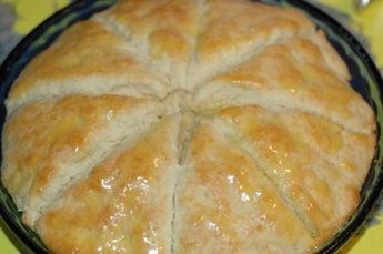 Kentucky Biscuits: They melt in your mouth! Try these w honey butter...Yum! Kentucky Biscuits, Texas Roadhouse Rolls, Pane Dolce, Biscuit Bread, Breakfast And Brunch, Biscuit Rolls, Breakfast Breads, Melt In Your Mouth, Bread Rolls