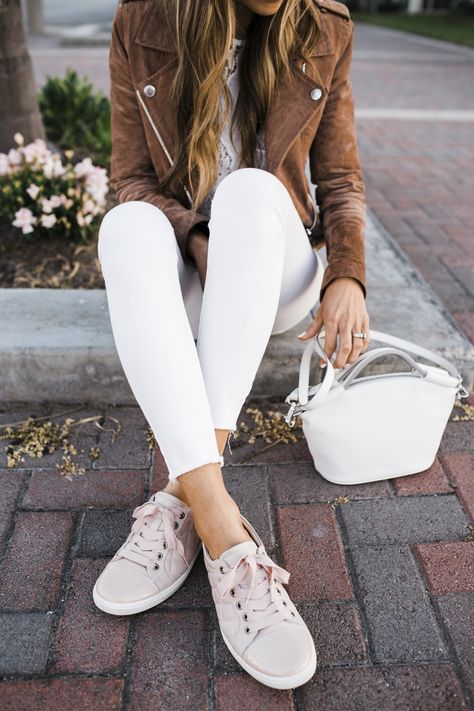 Obsessed with these Blush Quilted Cap Toe Sneakers @EccoShoes @Zappos #ECCOSHOES, #Sponsored #ZapposStyle Outfits Frio, Sneakers Outfit Work, Sneaker Outfits, Tennis Shoes Outfit, Sneakers Fashion Outfits, Spring Sneakers, Cute Spring Outfits, Outfit Jeans, Sneakers Mode