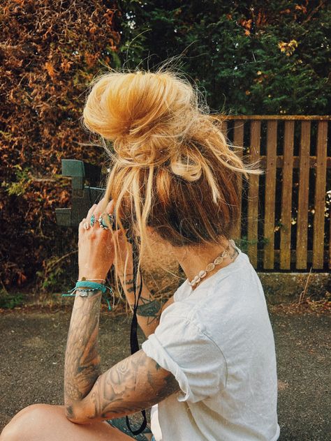 Boho Messy Bun, Angelic Hair, Angelic Style, Messy Bun Hairstyle, Messy Style, Gender Euphoria, Blonde Bun, Tattoos Sleeve, Camp Style