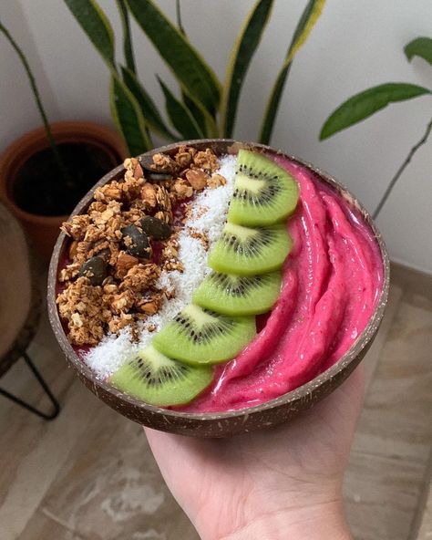 Beetroot Smoothie, Granola Coconut, Green Roots, Açaí Bowls, Bamboo Straws, Cinnamon Granola, Splash Of Water, Coconut Bowls, Healthy Lunch Snacks