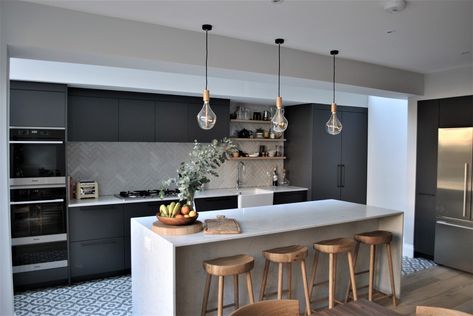 Grey Kitchen With Black Handles, Dark Grey Kitchen Cabinets, Modern Grey Kitchen, Bungalow Kitchen, Open Plan Kitchen Dining Living, Dark Grey Kitchen, 2 Pac, Open Plan Kitchen Dining, Open Plan Kitchen Living Room