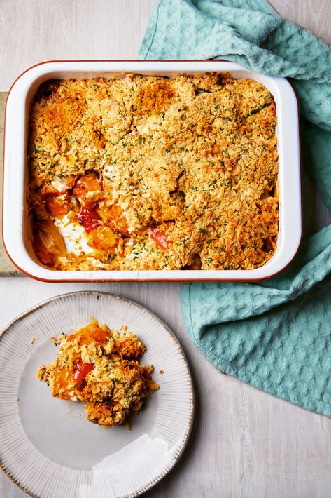 Mary Berry’s Crumble-topped Veggie Pie Veggie Pie Recipe, Vegetarian Pie Recipes, Veggie Pie, Vegetarian Pie, Veggie Pot Pie, Butter Beans Recipe, Veggie Pies, Curry Pasta, Berry Crumble