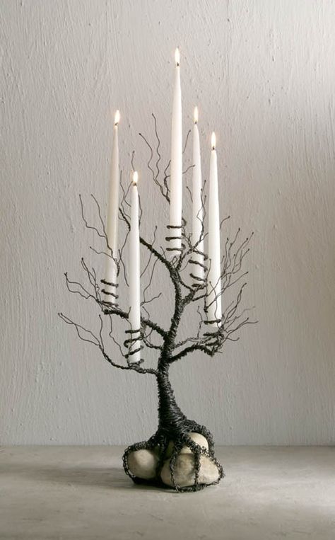 DIY wrapped wire candelabra. Drátěná Socha, Sculptures Sur Fil, Arsitektur Art Deco, Awesome Crafts, Tree Candle Holders, Wire Trees, Halloween Tree, Diy Candle Holders, Wire Tree