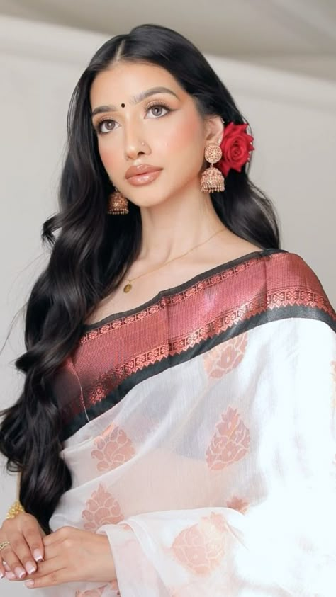 Saari Hairstyles Long Hair, Bridal Hairstyles Reception, Indian Retro Makeup, Indian Bridal Hairstyles Braids, Traditional Saree Hairstyle, Indian Woman Hairstyle, Retro Hairstyles Indian, Bengali Hairstyle With Saree, Wedding Hairstyles Saree