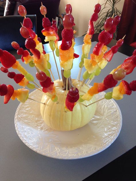 Fall spin on the fruit tray. Skewer fruit in order of light to dark & stick in pumpkin for display. Pumpkin Shaped Fruit Tray, Skewer Fruit, Baby Shower Fruit Tray, Picnic Fruit, Baby Shower Fruit, Fruit Sticks, Fruit Dips Recipes, Fruit Skewers, Foam Head