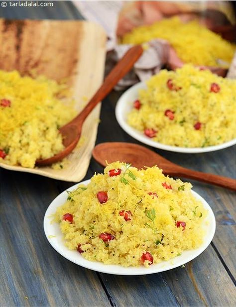 Amiri khaman is nothing but a spicy tea-time snack made of crumbled khaman dhoklas tempered with garlic and mixed with pomegranate seeds and coconut. Spicy Tea, Khaman Dhokla, Masala Dosa, Dhokla Recipe, Indian Breakfast, Gujarati Recipes, Tea Time Snacks, Indian Snack Recipes, Indian Snacks