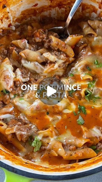 Vanya Insull on Instagram: "✨ One pot mince and pasta ✨ This recipe gets over 500 hits everyday. It is so easy and the whole family loves it. If you would like a FREE Meal Planning Poster with this recipe and 29 more from my easy dinner series, then comment with the word Poster and I will send you the link to download it. Here is how to make it ⬇️ * 500g beef mince * 1 onion, diced * 3 cloves garlic, crushed * 1 Tbsp Italian herbs * ½ tsp chilli flakes (optional) * 1 Tbsp tomato paste * 1 can crushed tomatoes * 2 cups beef stock * 1 cup milk * 2 cups pasta * ½ cup grated cheese 1. Heat oil in a large frypan and brown the mince, add onion and cook until softened. 2. Add garlic, Italian herbs, chilli flakes, tomato paste and canned tomatoes then mix well with mince. 3. Pour in stock, mi Mac And Cheese With Minced Meat, One Pot Pasta Minced Meat, Minced Beef Pasta Bake, Mince And Pasta, Mince Mac And Cheese, Macaroni And Mince, Mince Pasta, Can Crushed Tomatoes, Vj Cooks