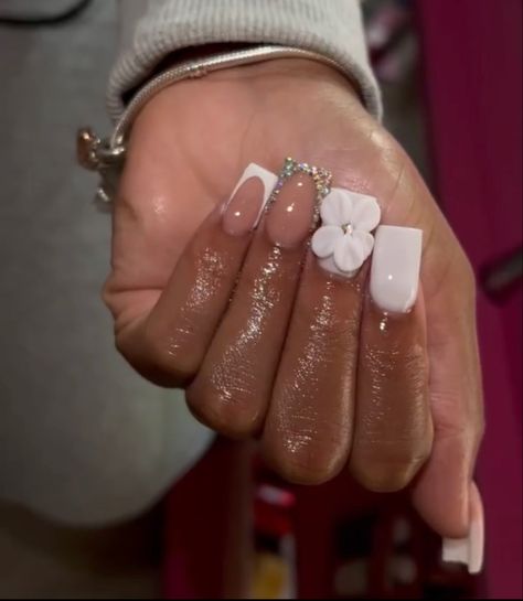 White Graduation Nails Short, Exotic Short Nails, Short Bling Nails, Floral Nails Summer, Glitter Short Nails, Shorties Acrylic Nails, Acrylic Nails Ombre, Short Nails Black, Cute Nails Short