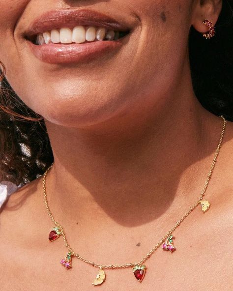 The Perfect summer necklace 🍒🍓🍋 https://thetwistedchandelier.com/products/kendra-scott-fruit-strand-necklace-gold-multi-mix Lemon And Strawberry, Dainty Jewelry Necklace, Fruit Necklace, Strawberry Charm, Engagement Rings Sale, Colorful Necklace, Bar Jewelry, Juicy Fruit, Demi Fine Jewelry