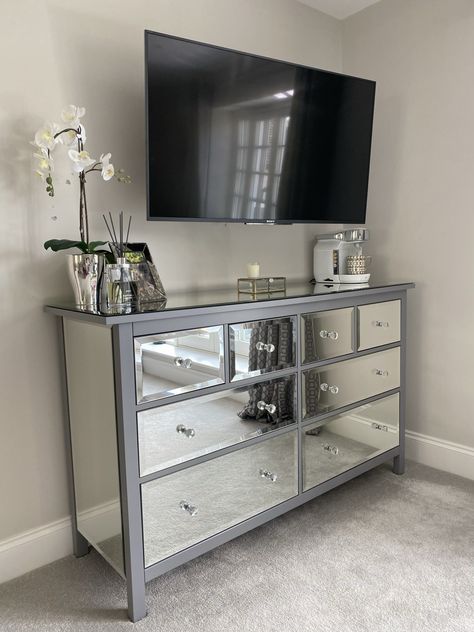 Glass Dresser Bedroom, Bedroom With Mirrored Furniture, Silver Dresser Bedroom, Mirrored Dresser Decor, Silver Dresser Decor, Mirror Drawers Bedrooms, Mirror Nightstand Bedroom Decor, Mirror Dresser Bedroom, Glam Bedroom Furniture