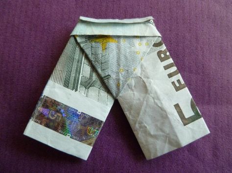 Vouw je biljet in 3 gelijke delen.  fold the paper in three equal parts.       Zorg ervoor dat er in het middelste vak een gevouwen krui... Wedding Gift Inspiration, Paint Fabric, Money Origami, Origami Easy, Craft Blog, Arts And Crafts Projects, Inspirational Gifts, Craft Gifts, Old And New