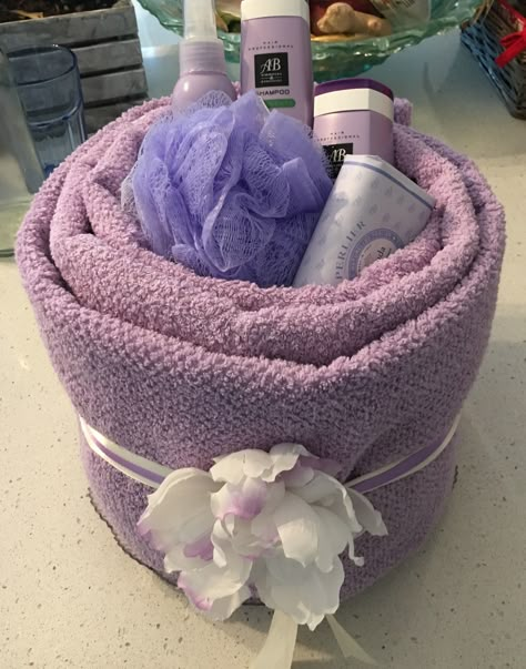 Beautiful Gift Baskets For Women, Make Up Hamper Gift Basket Ideas, Gift Hamper Ideas For Mothers, Mother’s Day Hamper Ideas, Bath Hamper Gift Ideas, Diy Birthday Hamper For Her, Diy Mother's Day Gift Basket, Creative Gift Baskets, Mothers Day Baskets