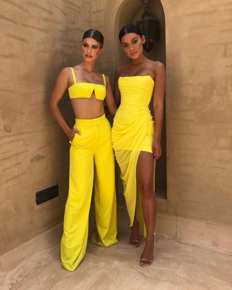 stunning yellow outfit ideas #summeroutfits #summerdresses #dresses #outfitinspiration #yellowdress #longdress #shortdresses Ropa Color Neon, Beyonce Braids, Classical Women, Yellow Dress Casual, Yellow Dress Outfit, Yellow Outfits, Paloma Dress, Beautiful Ball, Mustard Yellow Dresses