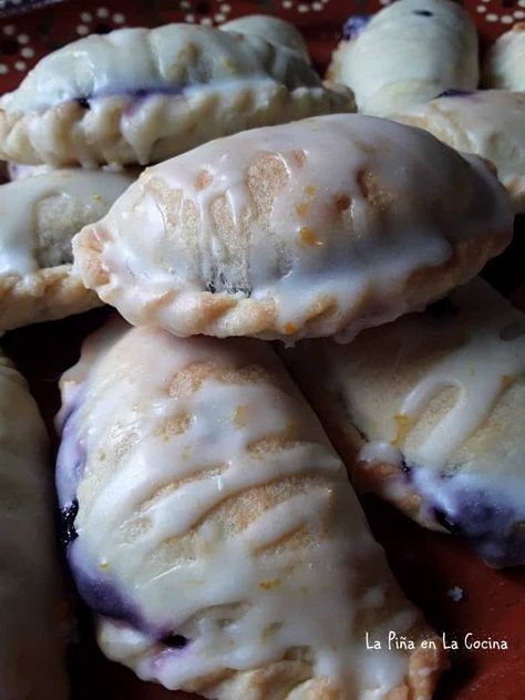 Glazed Blueberry Empanadas - La Piña en la Cocina Blueberry Empanadas, Empanadas Dessert, Easy Empanadas Recipe, Hand Pie Recipes, Fried Pies, Homemade Pumpkin Puree, Empanadas Recipe, Blueberry Recipes, Homemade Pumpkin