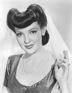 lovely Linda as she appeared in 'Sweet and Low Down' in 1944 1940's Hairstyles, 40s Hair, Bumper Bangs, Linda Darnell, Women Images, Vintage Actresses, Long Hair Trends, Classic Actors, Historical Costuming