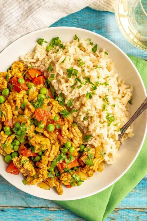 Curry ground turkey with rice and peas is full of warm, rich flavors but is super quick and easy to make! This 20-minute recipe is great for a weeknight dinner! Easy Vegetarian Curry, Quick Chicken Curry, Turkey Recipes Healthy, Ground Turkey Recipes Easy, Turkey Curry, Indian Curry Recipes, Braised Chicken Breast, Ground Turkey Recipes Healthy, Food On The Table