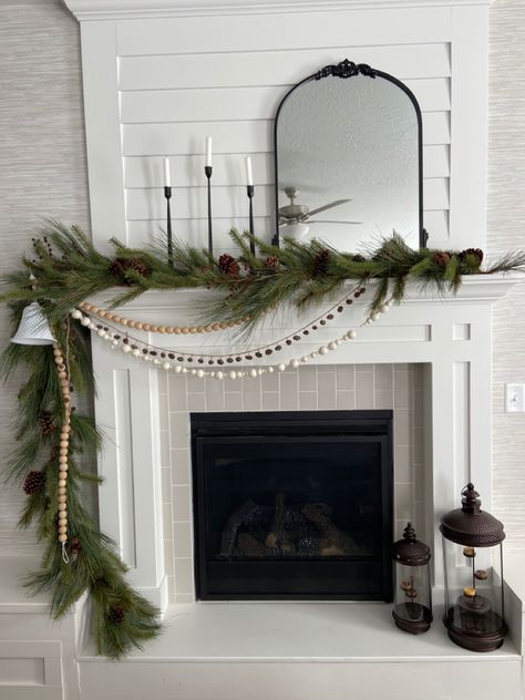 Christmas Mantle Decor Ideas, Christmas Mantle Ideas, Mantle Decor Christmas, Hearth Decor, Mantle Decorating, Christmas Garland Mantle, Christmas Fireplace Mantels, Mantle Decorations, Decorating Ideas Christmas