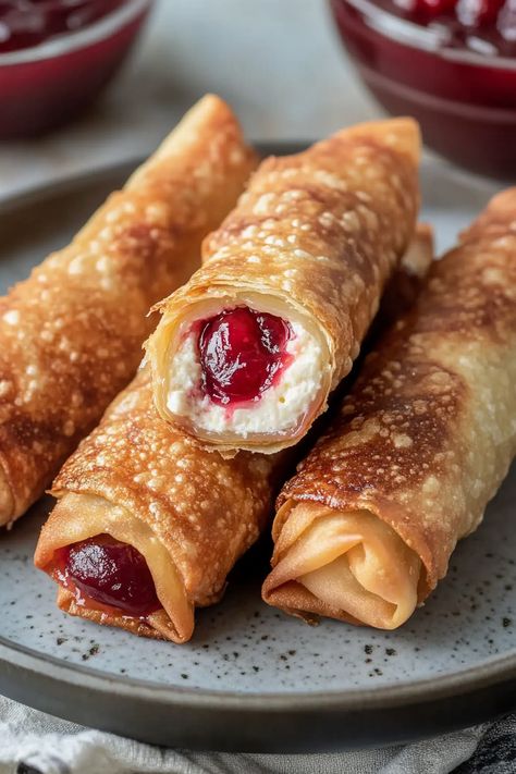 Cheesecake Wontons Air Fryer, Cherry Egg Rolls, Desert Wontons, Egg Roll Wrap Recipes, Cherry Cheesecake Egg Rolls, Egg Roll Dessert Recipes, Air Fried Desserts, Cream Cheese Egg Rolls, Dessert Egg Rolls