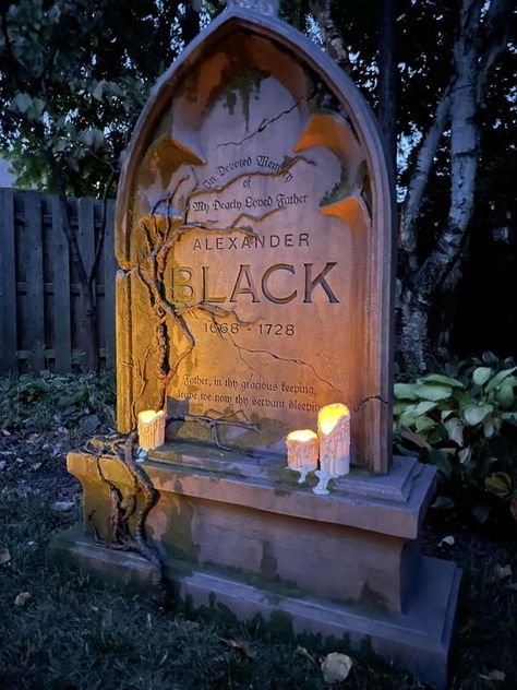 Halloween Comics, Celtic Festival, Halloween Props Diy, Halloween Graveyard, Halloween Tombstones, Creepy Halloween Decorations, Halloween Haunted Houses, Halloween 2020, Creepy Halloween